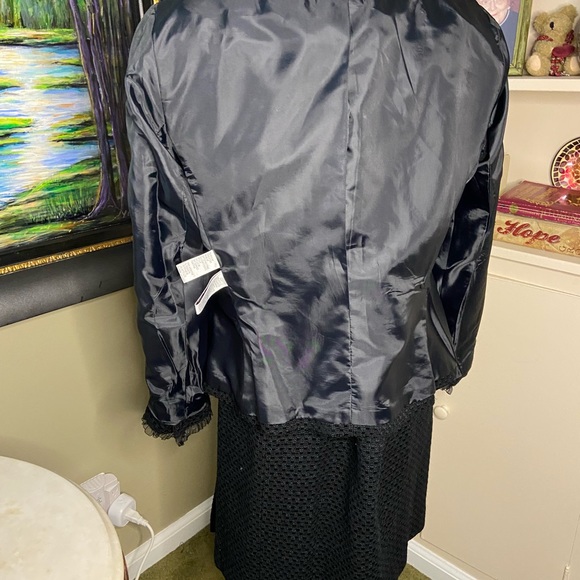 Jones New York suit size 10. Pristine. With velvet trim and delicate ruffle. - Picture 16 of 16